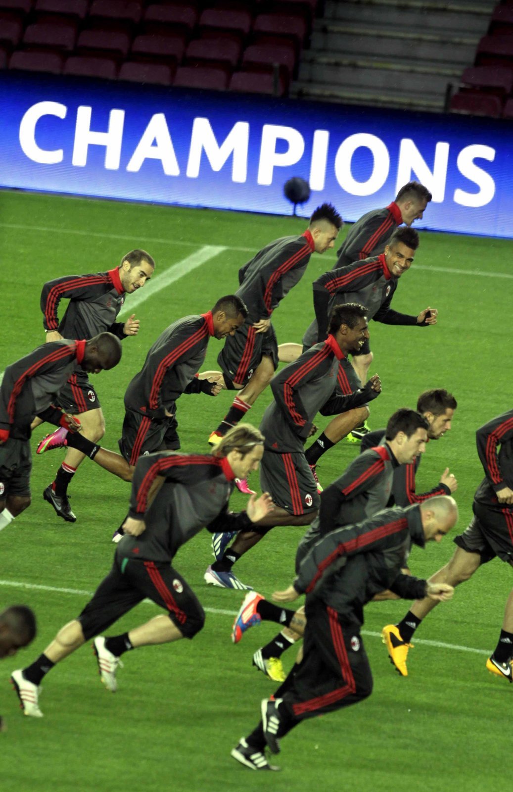 Příprava fotbalistů AC Milán před odvetou osmifinále Ligy mistrů s Barcelonou