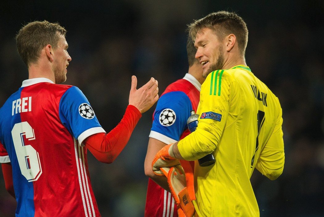 Brankář Basileje Tomáš Vaclík se raduje se spoluhráči po výhře nad Manchesterem City