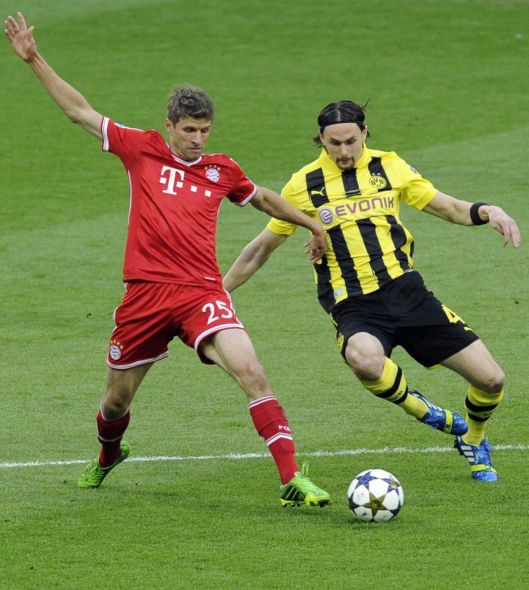 Thomas Müller z Bayernu v souboji s Nevenem Subotičem