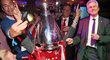 Trenér Bayernu Mnichov Jupp Heynckes ukázal, jak si umí užít oslavy. Triumf v Lize mistrů si vychutnávali na večírku v Londýně ale všichni.