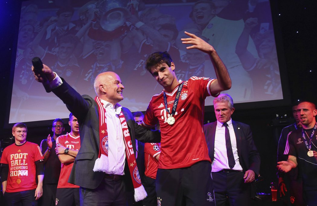 Na pódiu spolu slavili hlasatel z mnichovského stadionu Stephan Lehmann společně s Javierem Martinezem