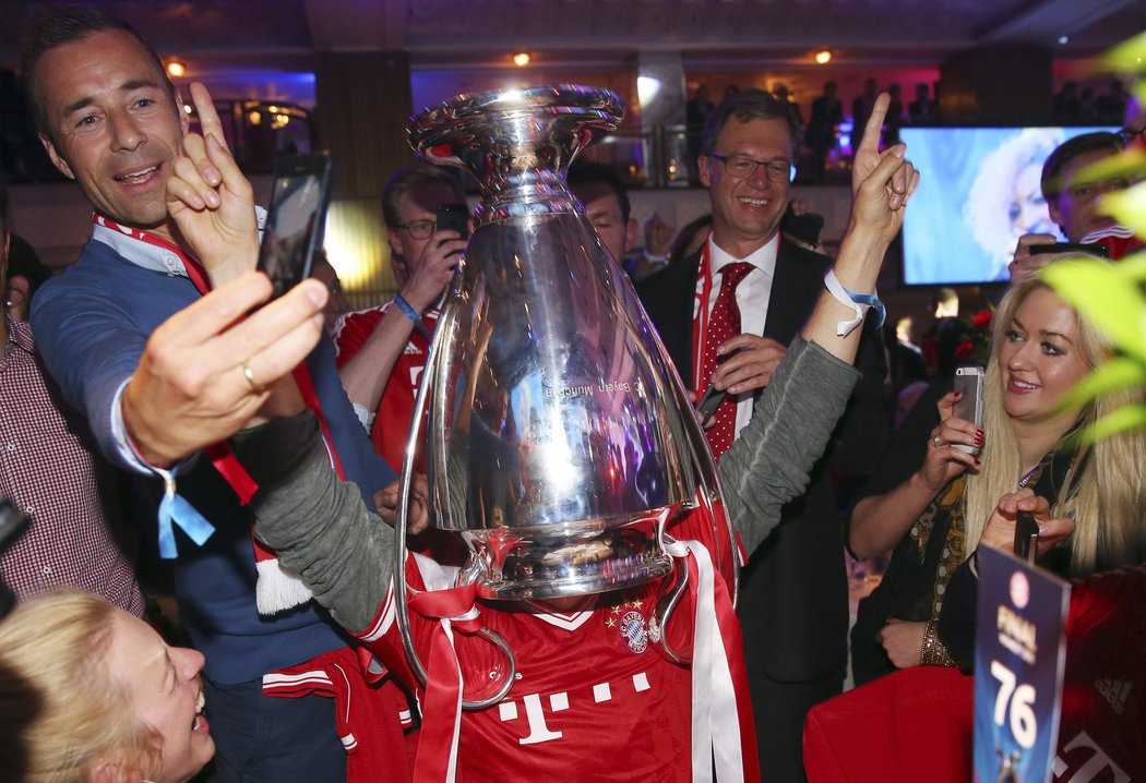 Pohár na hlavě se ocitl na hlavě lyžaře Felixe Neureuthera, který patří mezi velké fanoušky Bayernu