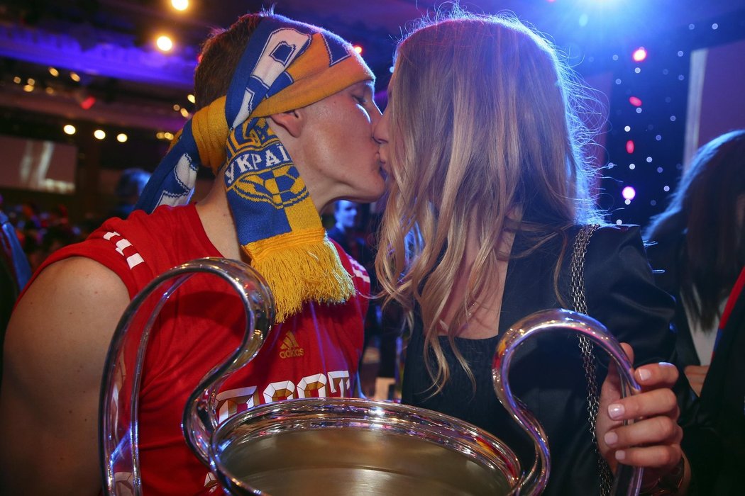 Sarah Brandtnerová políbila svého přítele Bastiana Schweinsteigera přímo u poháru pro vítěze Ligy mistrů