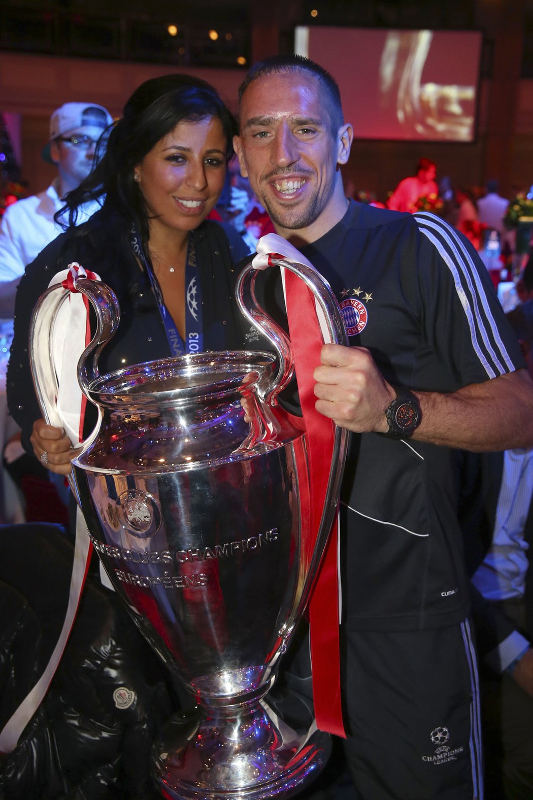 Franckem Riberym se svojí ženou Wahiba Belhami u poháru pro vítěze Ligy mistrů
