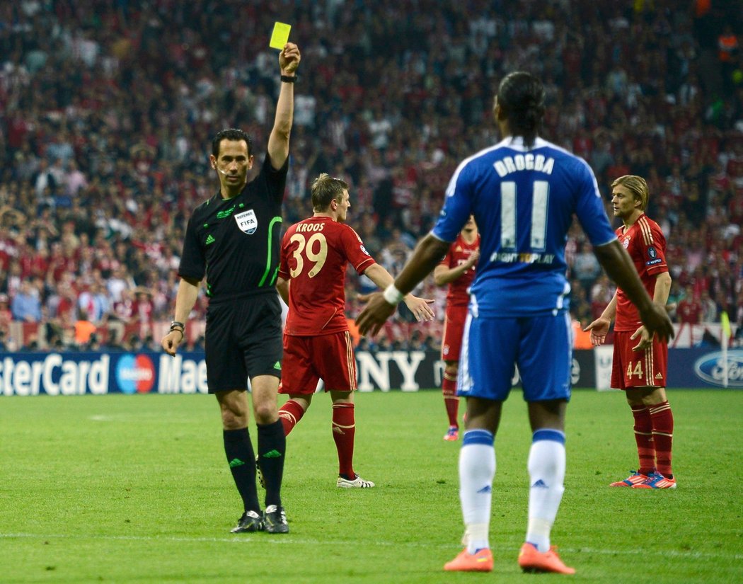 Didier Drogba právě zavinil penaltu v prodloužení finále LM v Mnichově