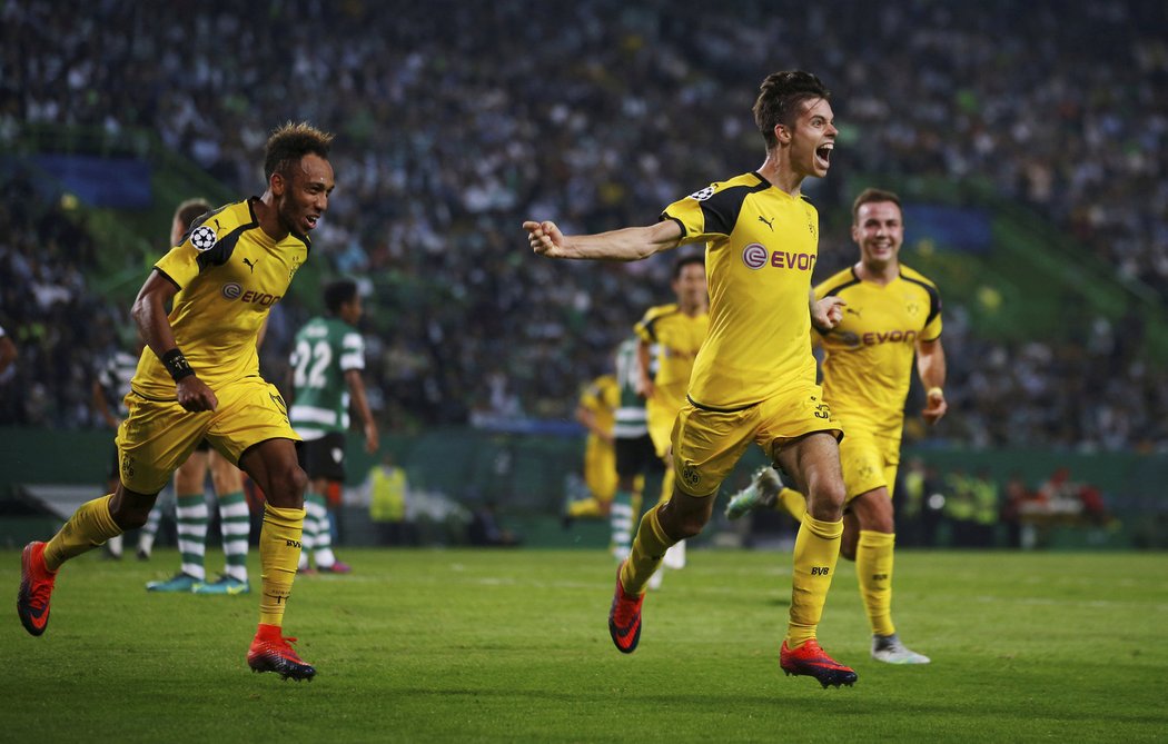 Julian Weigl slaví gól do sítě Sportingu