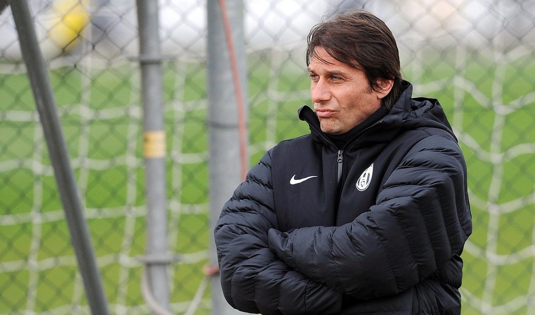 Trenér Juventusu Antonio Conte sleduje svoje hráče během tréninku před zápasem Ligy mistrů