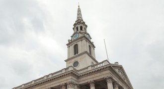 Nenápadný kostel v Londýně. Odsud vzešla znělka Ligy mistrů