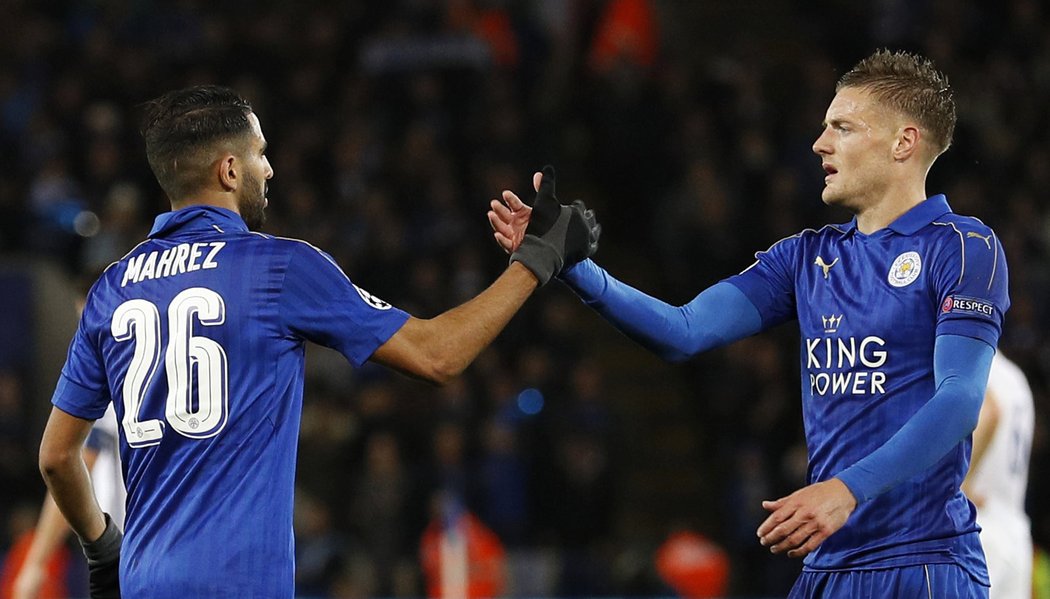 Riyad Mahrez a Jamie Vardy se radují z gólu do sítě Kodaně