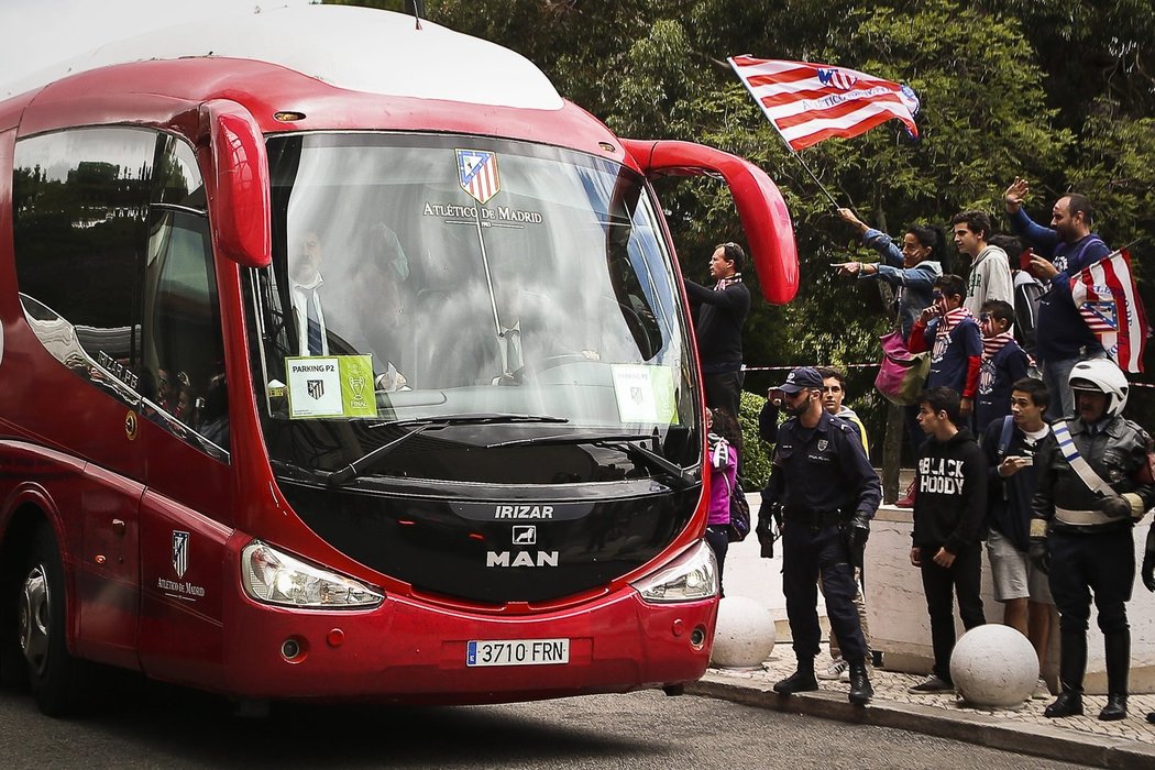 Autobus s fotbalisty Atlétika Madrid právě přijíždí do hotelu k Lisabonu