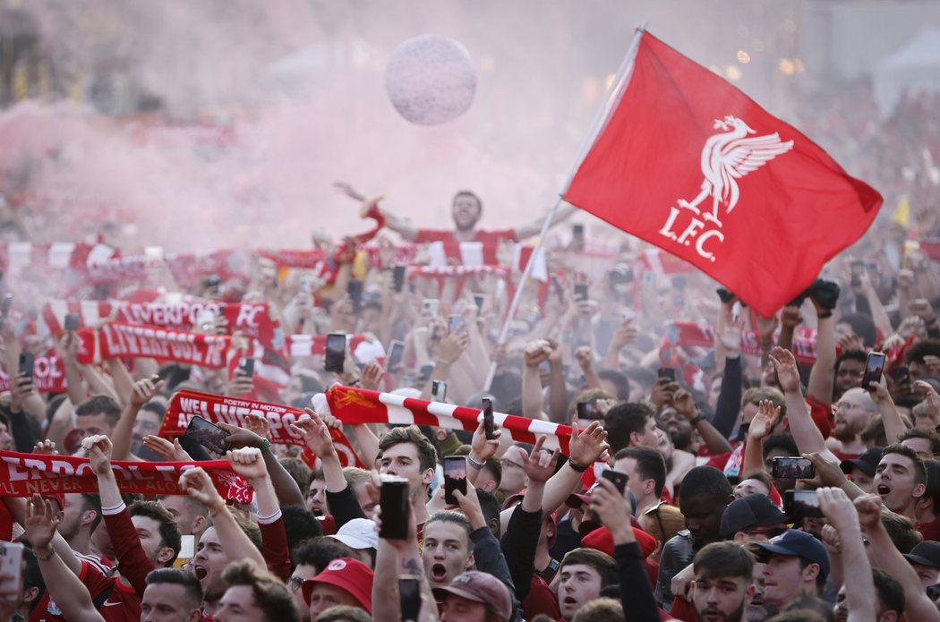 Fanoušci Liverpoolu před stadionem v Paříti