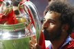 Útočník Liverpoolu Mohamed Salah s trofejí pro vítěze Ligy mistrů
