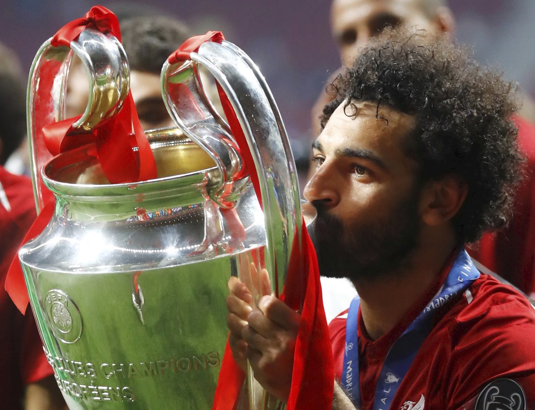 Útočník Liverpoolu Mohamed Salah s trofejí pro vítěze Ligy mistrů