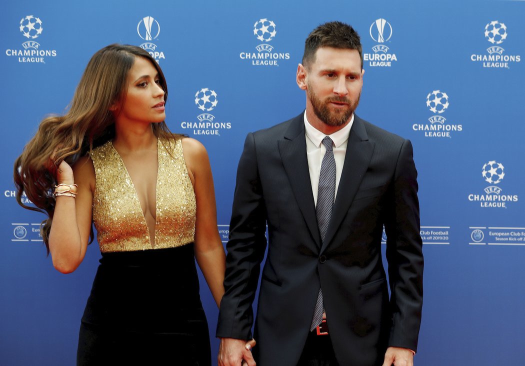 Lionel Messi s manželkou na ceremoniálu spojeném s losováním Ligy mistrů a vyhlašování cen za uplynulou sezonu