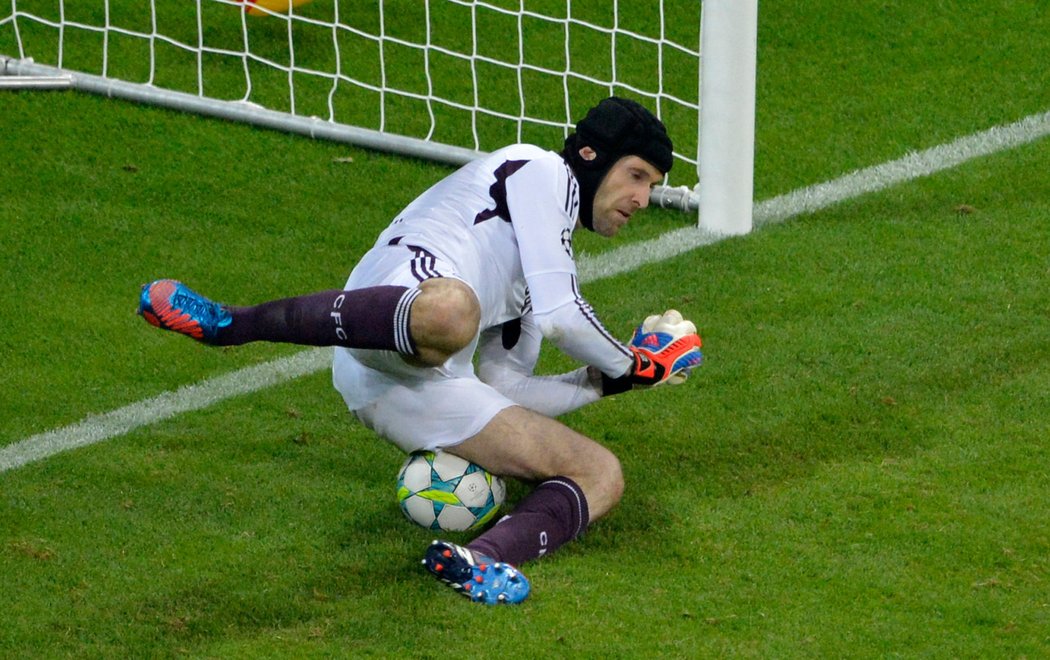 Petr Čech chytá Robbenovu penaltu ve finále Ligy mistrů v Mnichově