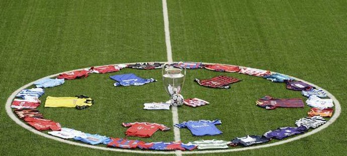 Pořadatelé vyskládali před finále Ligy mistrů na trávník dresy všech účastníků Ligy mistrů - včetně Viktorie Plzeň.