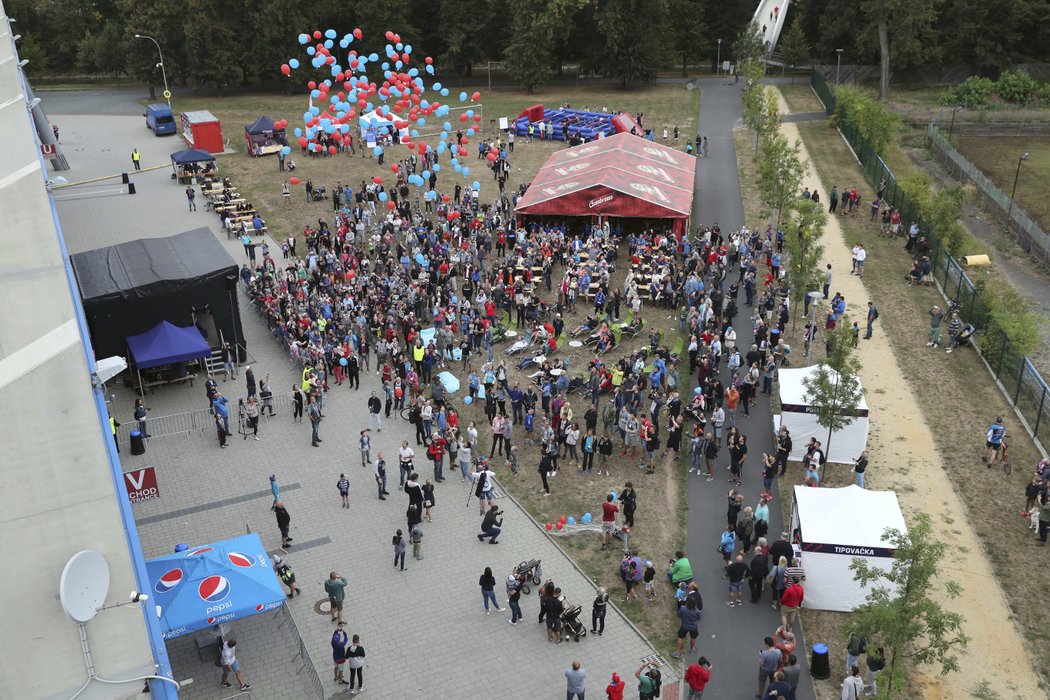 Fanoušci Plzně sledovali los Ligy mistrů přímo u stadionu