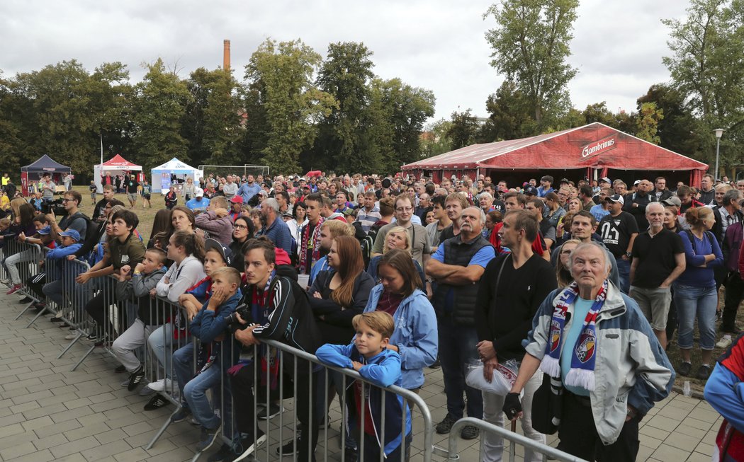 Fanoušci Plzně sledovali los Ligy mistrů přímo u stadionu