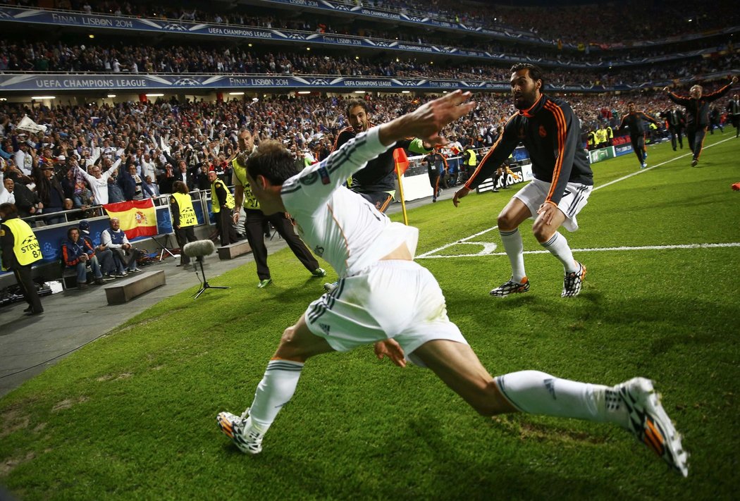 Gareth Bale si užívá radost po gólu ve finále Ligy mistrů