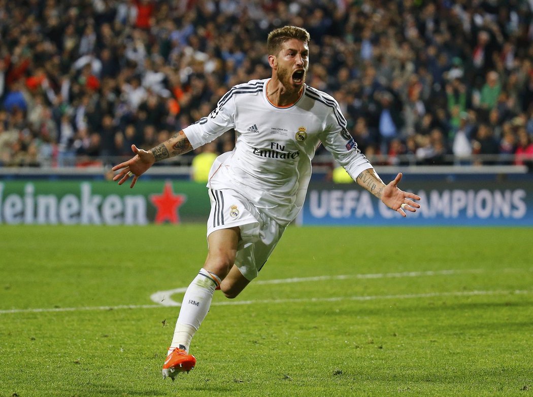 Obránce Realu Madrid Sergio Ramos si užívá vyrovnávající gól proti Atlétiku Madrid