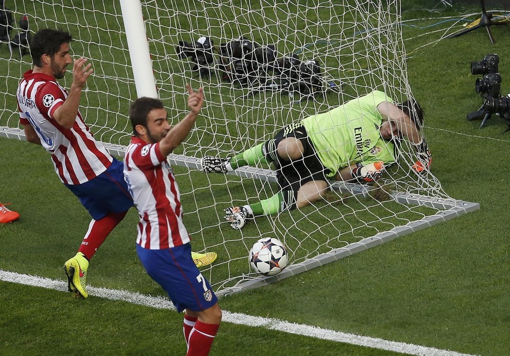 Při prvním gólu Atlétika skončil v síti míč i brankář Realu Iker Casillas