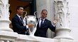 Cristiano Ronaldo a Pepe z Realu Madrid se chlubí po návratu domů s trofejí pro vítěze Ligy mistrů