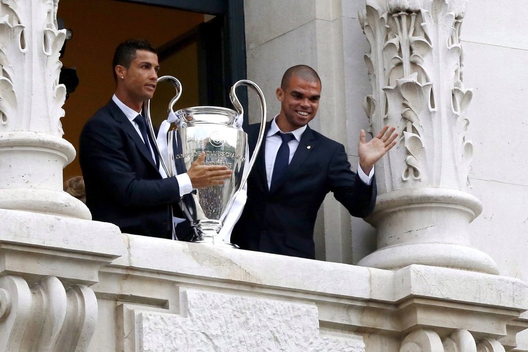 Cristiano Ronaldo a Pepe z Realu Madrid se chlubí po návratu domů s trofejí pro vítěze Ligy mistrů