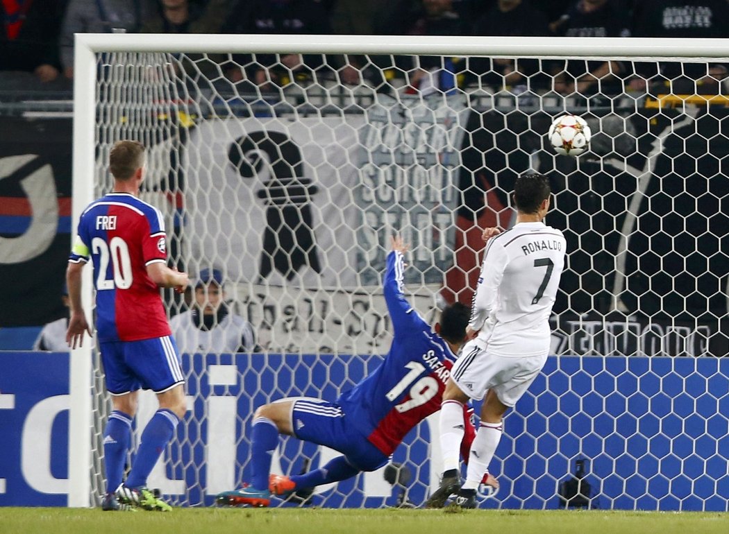 Hvězda Realu Madrid Cristiano Ronaldo skóruje proti Basileji, Vaclík byl bez šance