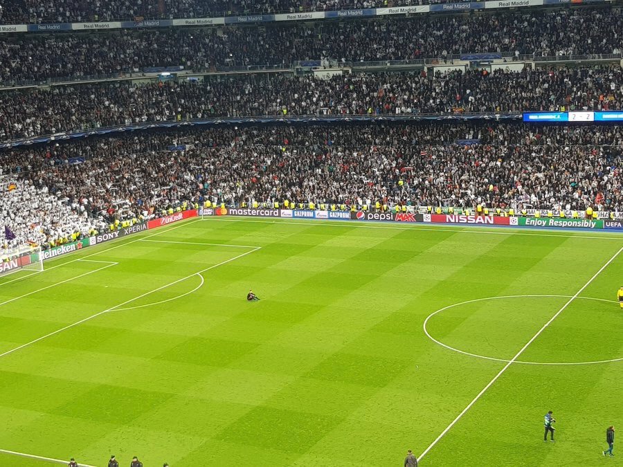 Sven Ulreich sedí sám na hřišti po vyřazení Bayernu Mnichov v Lize mistrů