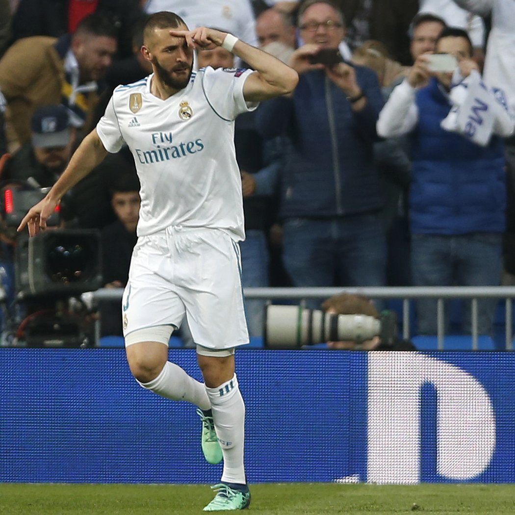 Útočník Realu Madrid Karim Benzema slaví gól proti Bayernu