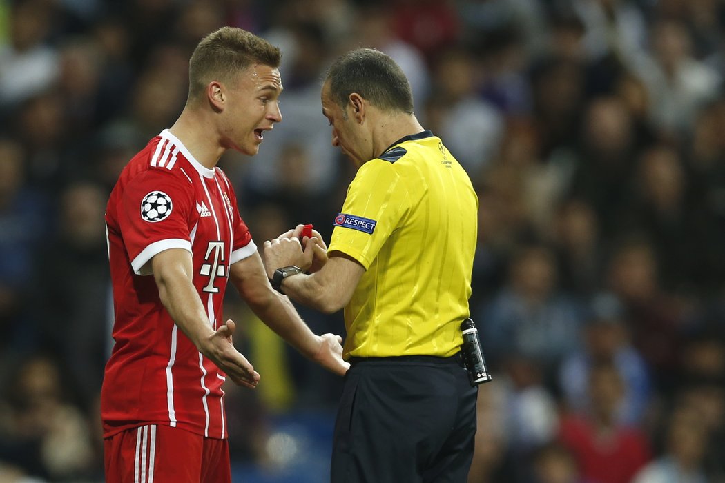 Obránce Bayernu Mnichov Joshua Kimmich si stěžuje u hlavního rozhodčího