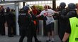 Policista drží fanouška Liverpoolu na stadionu v Paříži