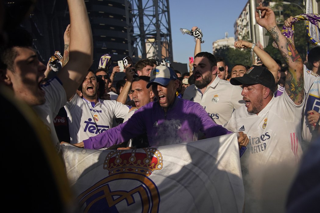 Fanoušci Realu Madrid před stadionem v Paříži