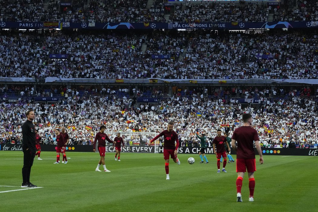 Fotbalisté Liverpoolu se rozcvičovali ve chvílích, kdy už se mělo finále Ligy mistrů hrát