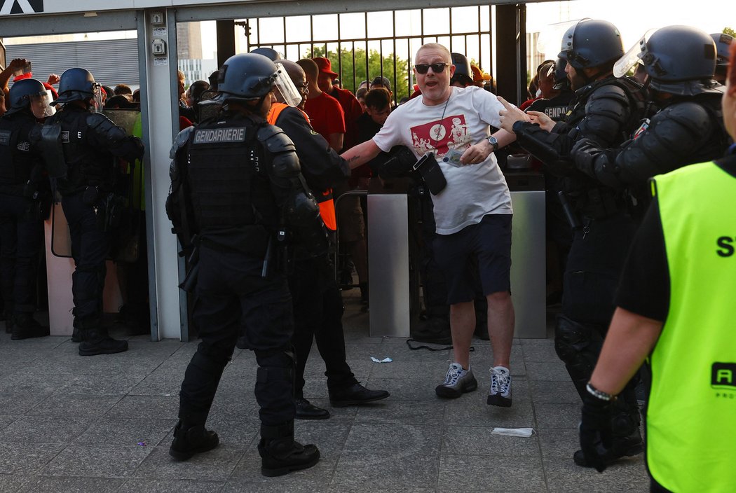 Policista drží fanouška Liverpoolu na stadionu v Paříži