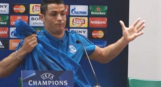 Ronaldo utekl z tiskovky. Naštvaly ho otázky na góly a Barcelonu