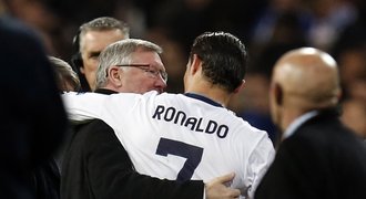 Ronaldo se objímal s Fergusonem, United ho pak pustili do šatny