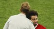 Zraněný Mohamed Salah se objímá s trenérem Liverpoolu Jürgenem Kloppem