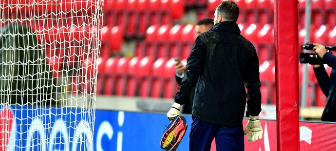 Brankář Slavie Ondřej Kolář odchází předčasně z tréninku před zápasem proti Interu Milán