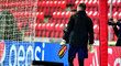 Brankář Slavie Ondřej Kolář odchází předčasně z tréninku před zápasem proti Interu Milán