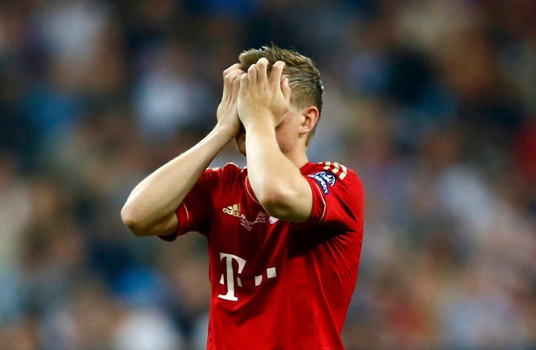 Zklamaný Toni Kroos poté, co Robben neproměnil penaltu v prodloužení finále LM s Chelsea