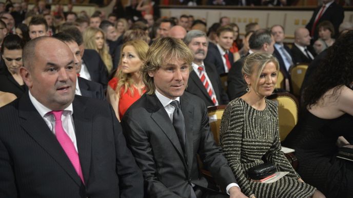 Pavel Nedvěd (na snímku uprostřed) na akci, při níž vstoupil do Síně slávy. Po jeho pravici šéf Fotbalové asociace České republiky Miroslav Pelta.