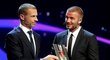 David Beckham přebírá cenu od prezidenta UEFA Aleksandera Ceferina během losu základních skupin Ligy mistrů