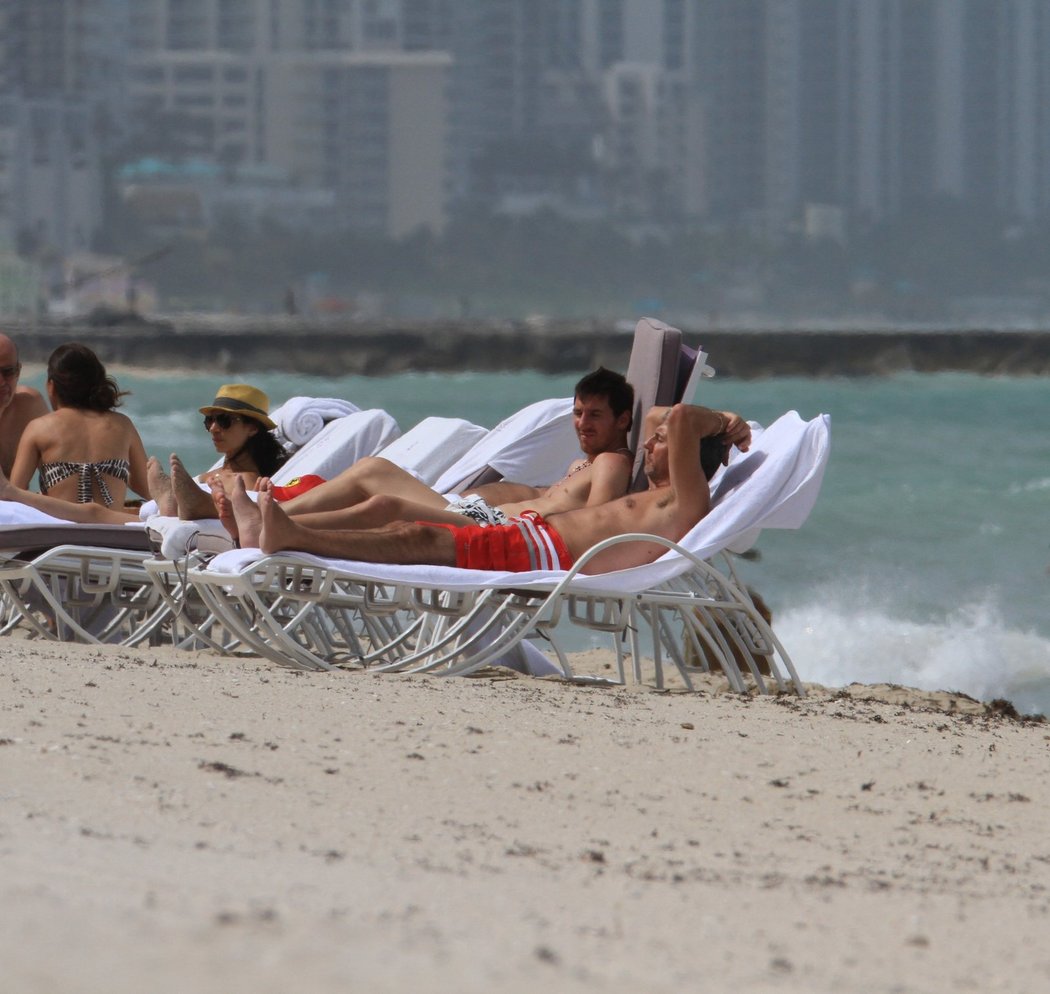 Lionel Messi relaxuje se svými přáteli na pláži v Miami