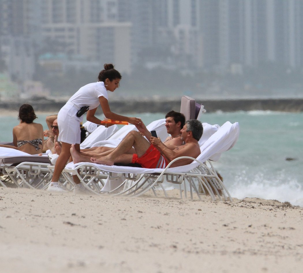 Lionel Messi den po oslavě svých 25. narozenin v péči servírky na pláži v Miami