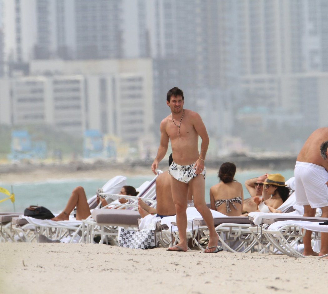 Návštěvníci pláže v Miami se nestačili divit. Plavky Lionela Messiho tvarem připomínaly dětské plínky