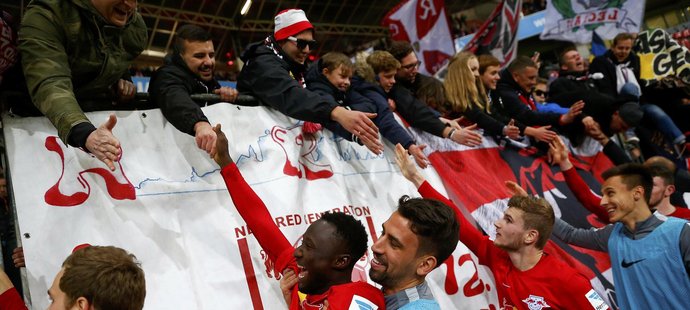 Nečekaní lídři bundesligy. Fotbalisté Lipska se zdraví s fanoušky.