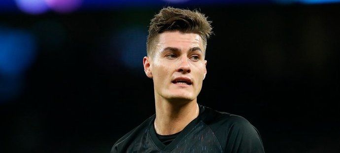 Patrik Schick při utkání Lipska na stadionu Tottenhamu. Měl na sobě dres se žluto-červeným logem sponzora.