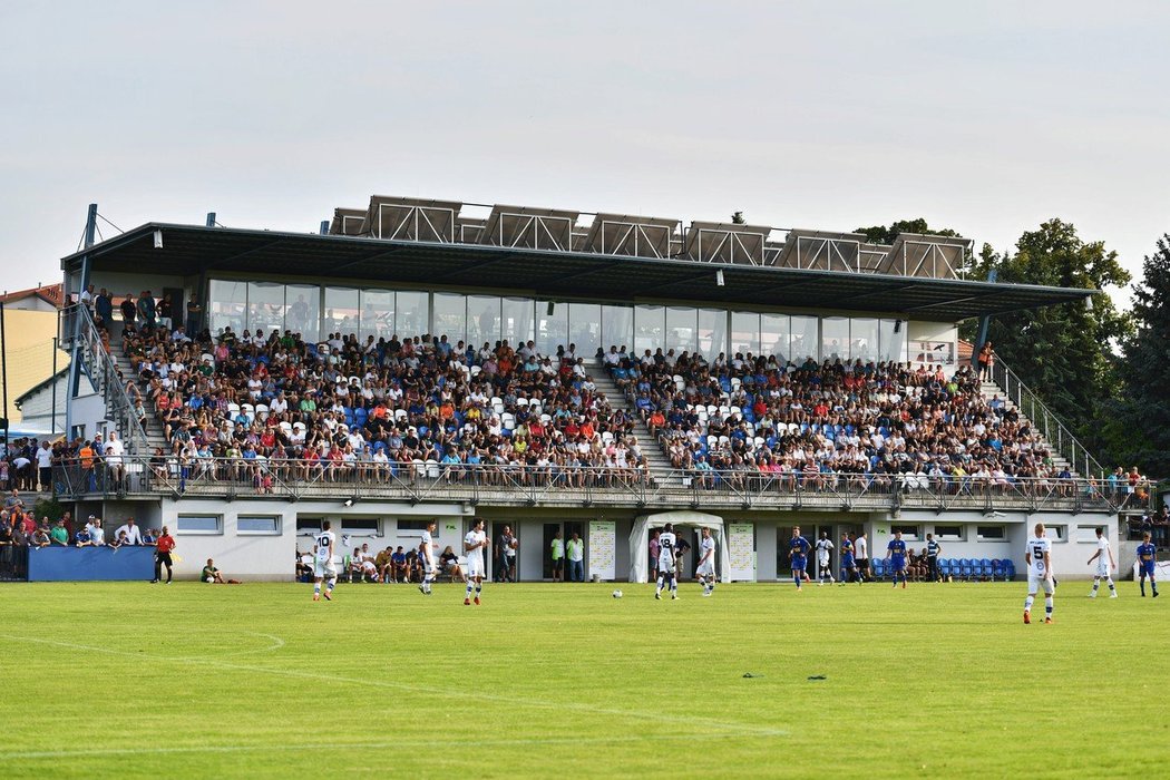 Zaplněná tribuna v Líšni při utkání s Varnsdorfem