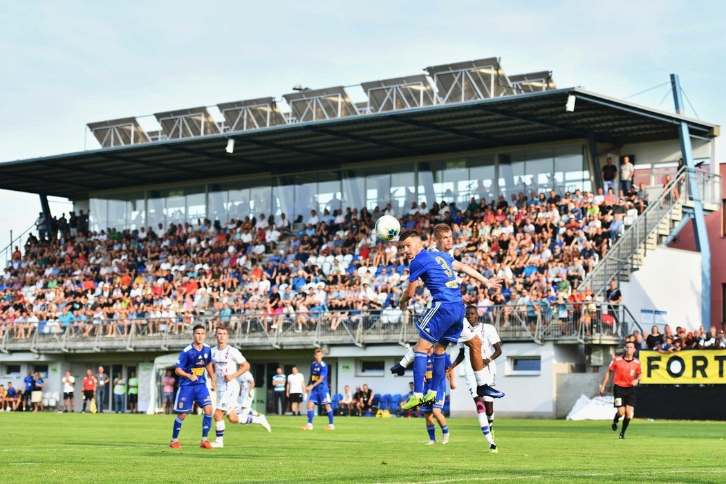 Zaplněná tribuna v Líšni při utkání s Varnsdorfem